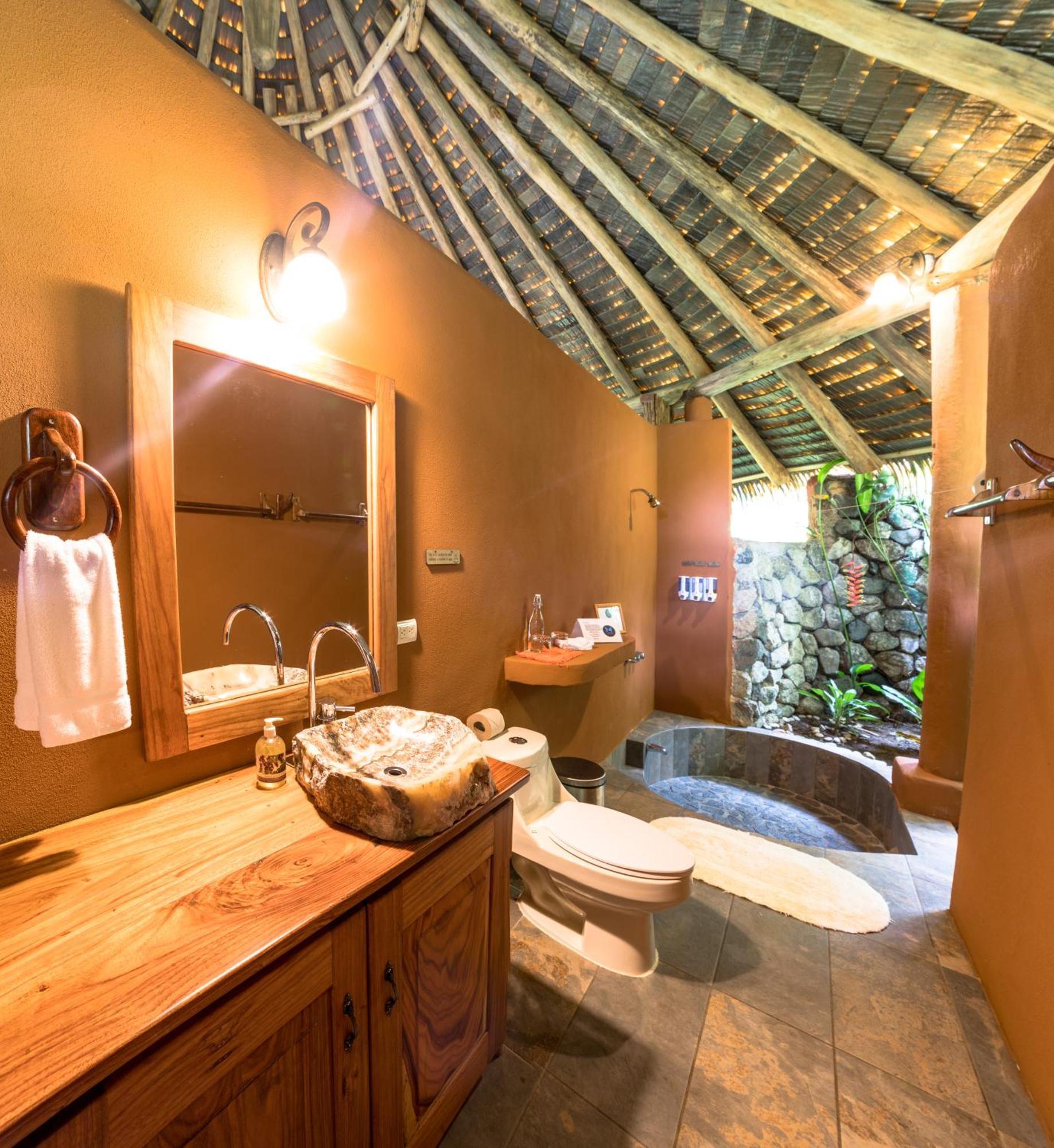 Luna Lodge Carate Eksteriør bilde